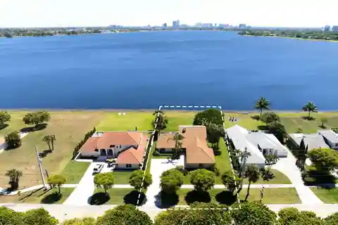 Beautiful Home on Lake Mangonia