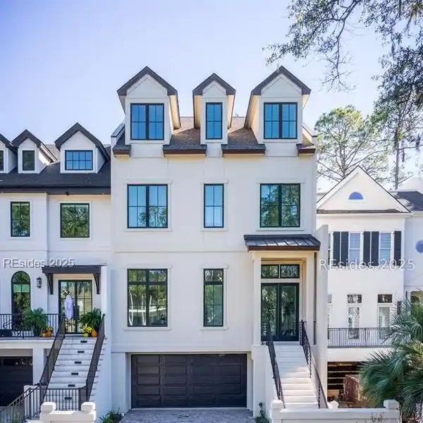 SPACIOUS FAMILY LIVING WITH BONUS ENTERTAINMENT AREA