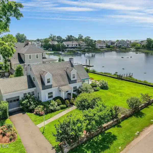 WATERFRONT PROPERTY WITH AMAZING VIEWS