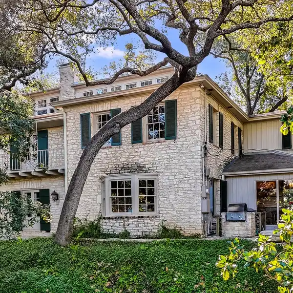 RARE CORNER ESTATE WITH ICONIC SKYLINE VISTAS