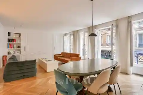 Bright Renovated Apartment in Historic Marais District