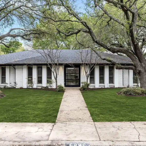 BEAUTIFULLY RENOVATED MODERN HOME IN EAST DALLAS