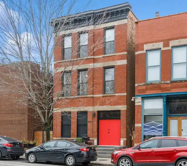SOPHISTICATED MODERN LIVING IN LINCOLN PARK