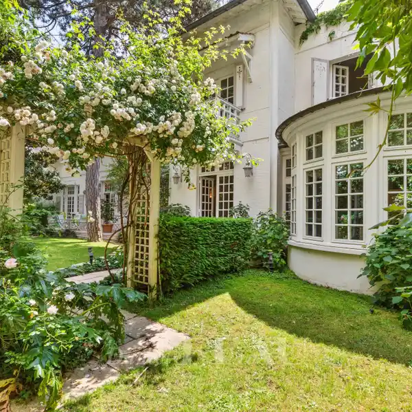GORGEOUS PRIVATE PROPERTY WITH GARDEN