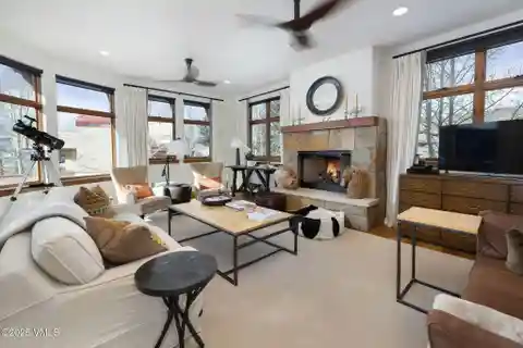 Private Townhome with Expansive Mountain Views