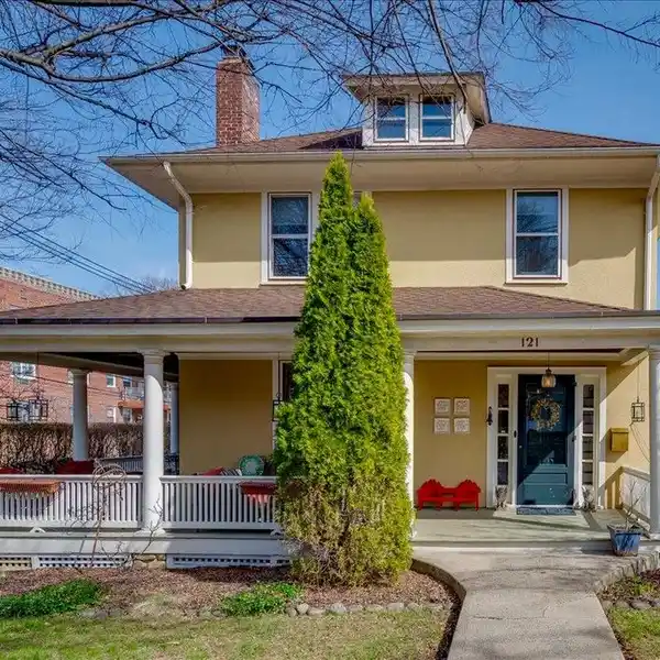 CHARMING HOME A BLOCK TO THE RIVER