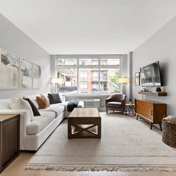 LUXURIOUS AND SMARTLY APPOINTED RESIDENCE