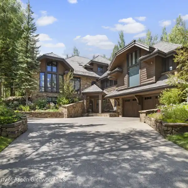 THE ULTIMATE IN MOUNTAIN LIVING