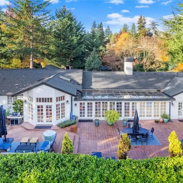 STUNNING SINGLE LEVEL LIVING