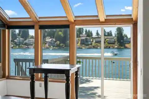 Lakefront Elegance with Flat Bank Waterfront