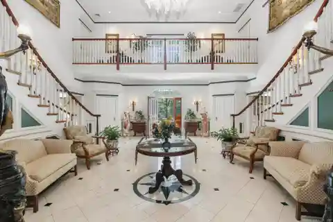 Georgian Colonial Estate on 39 Private Acres