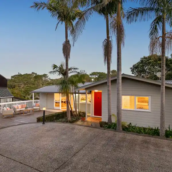LIGHT-FILLED FAMILY LIVING IN THE HEART OF CAMPBELLS BAY