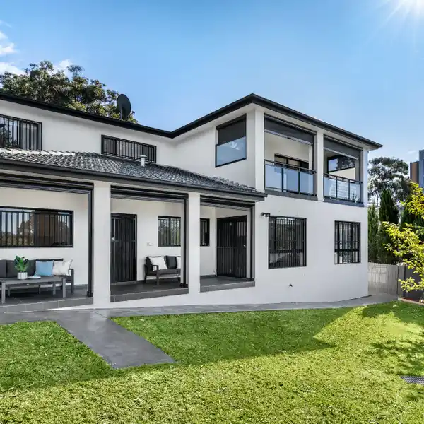 SUBSTANTIAL HOME IN A TRANQUIL SETTING