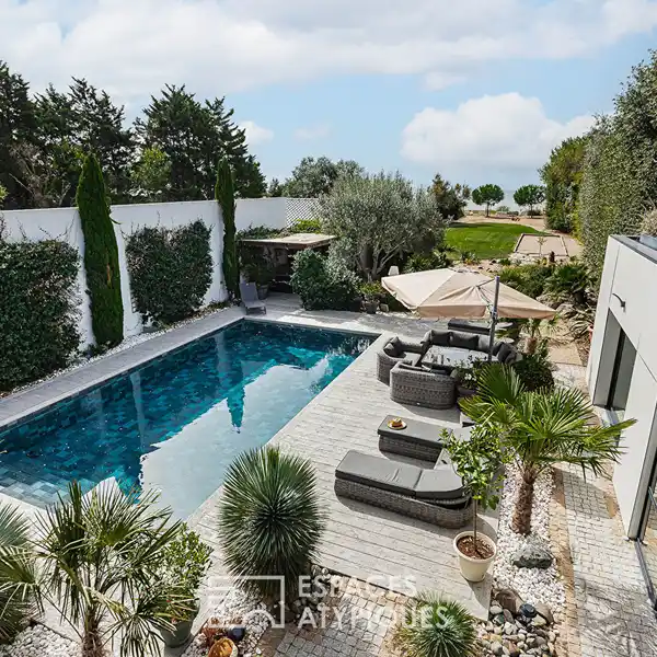 EXTRAORDINARY CONTEMPORARY HOME WITH SEA VIEWS