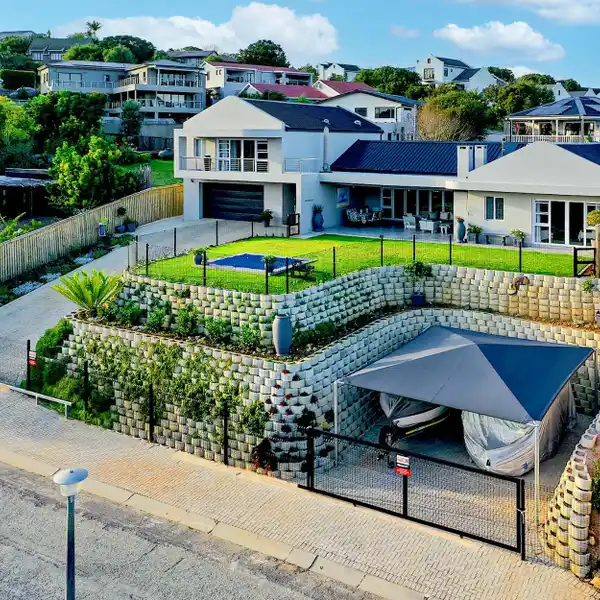 STYLISH MODERN HOME WITH VIEWS