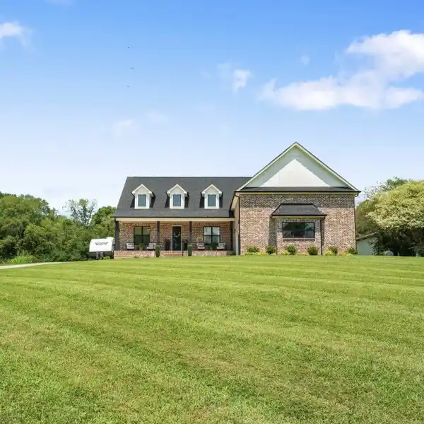 COUNTRY LIVING WITH MODERN CONVENIENCES