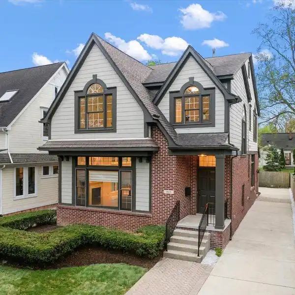 RENOVATED BEAUTY NEAR DOWNTOWN