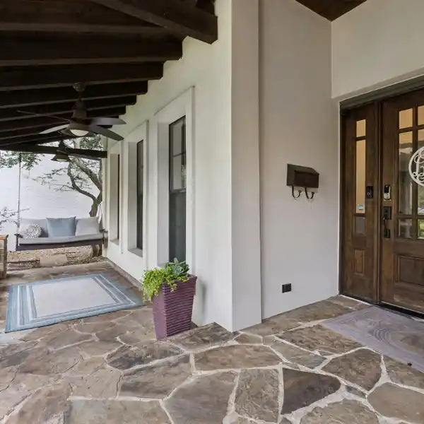 REFINED FOUR BEDROOM WITH CHEF’S KITCHEN AND SPACIOUS LIVING