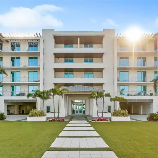 MODERN ELEGANCE WITH COASTAL SERENITY