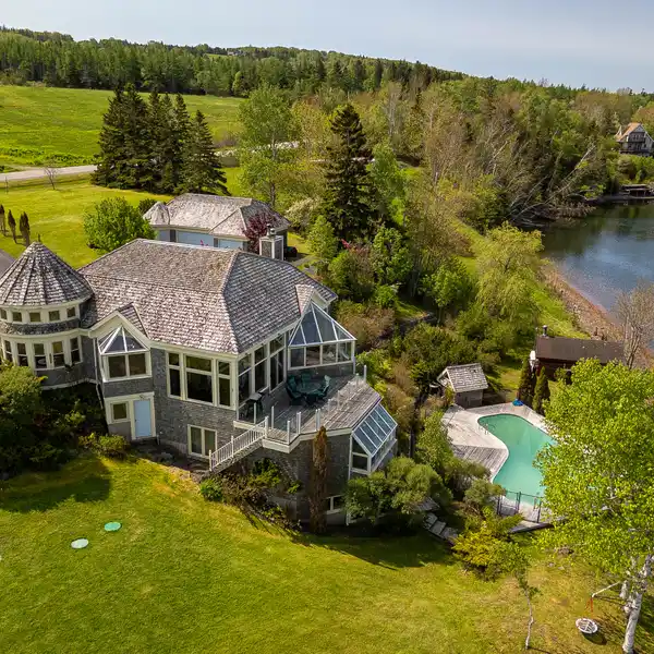 EXTRAORDINARY WATERFRONT RETREAT