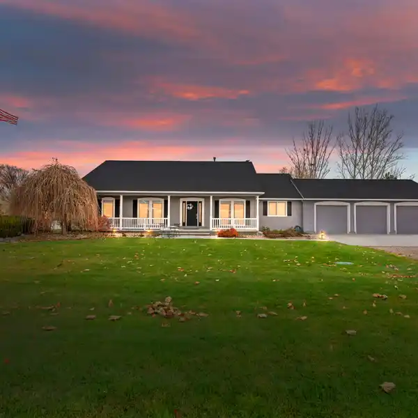 STUNNING RIVERFRONT HOME