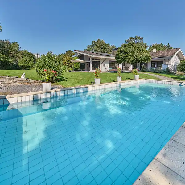 SPACIOUS BUNGALOW-STYLE VILLA