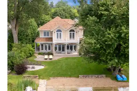Extraordinary Lakeside Retreat