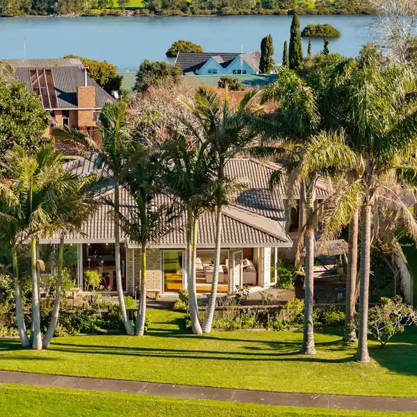 SANCTUARY OF LIGHT WITH SEAMLESS INDOOR-OUTDOOR FLOW