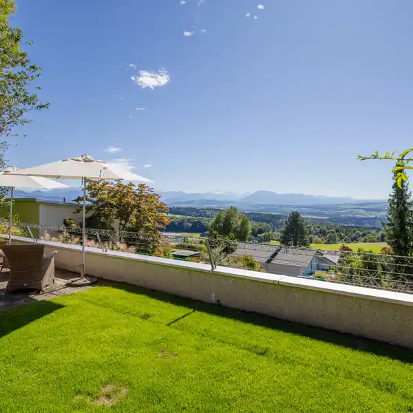 DETACHED HOUSE IN AEUGST AM ALBIS: SPACIOUS LIVING WITH STUNNING VIEWS