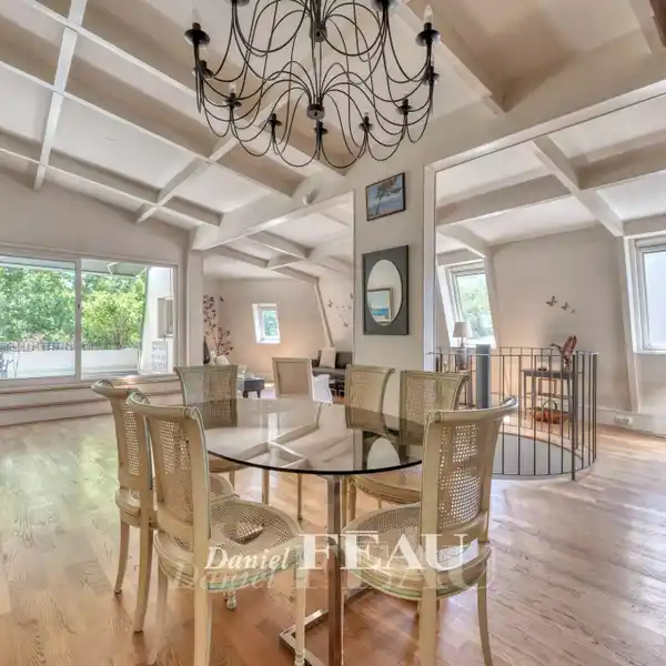 VOLUMINOUS APARTMENT WITH TRANQUIL OUTDOOR SPACE