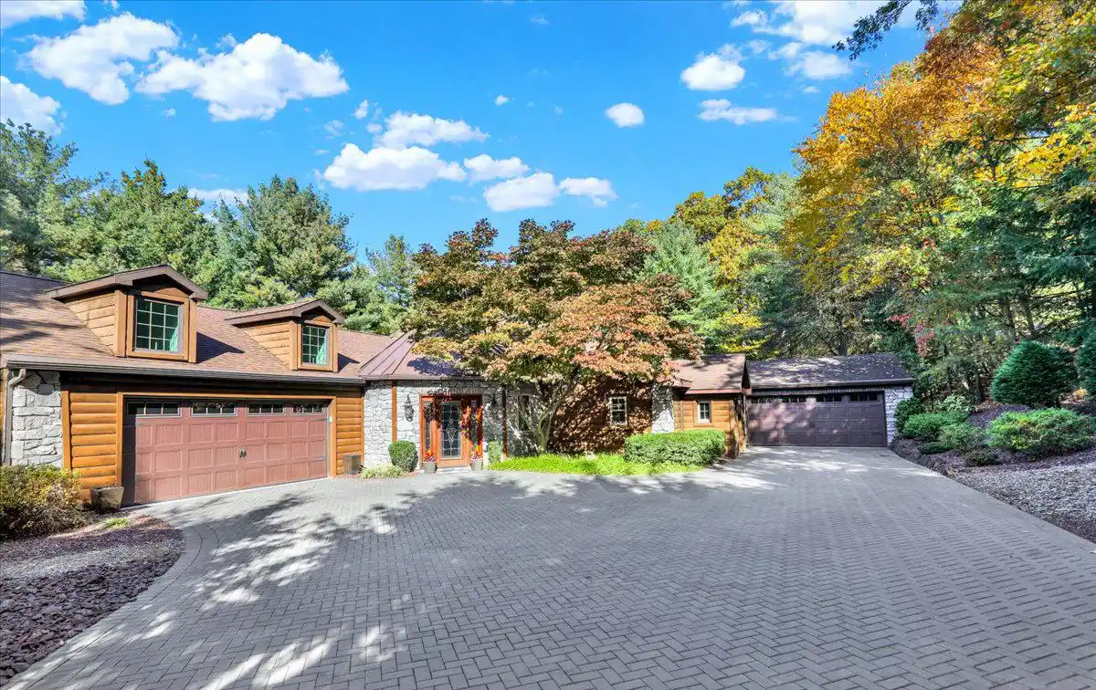 Well-maintained Rancher in a Peaceful Setting