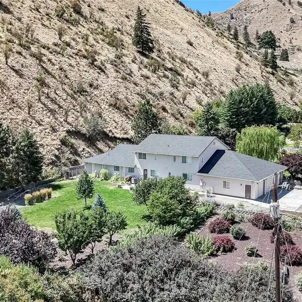 MASSIVE HOME PERFECT FOR MULTI-GENERATIONAL LIVING