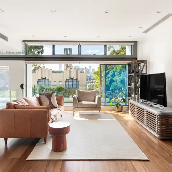 ARCHITECT-DESIGNED NORTHEAST FACING RETREAT