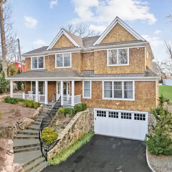 EXQUISITE RESIDENCE ON A HIGH RIDGE IN ROWAYTON