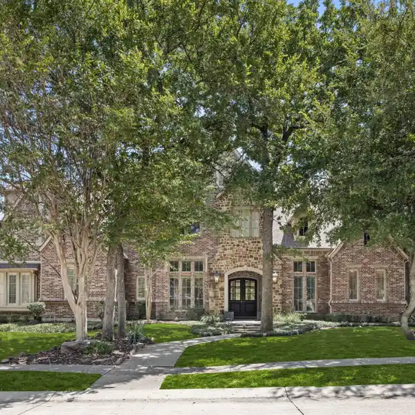 BEAUTIFULLY UPDATED RESIDENCE IN KIRKWOOD HOLLOW