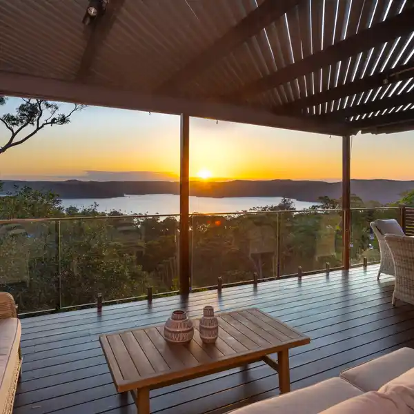 RELAXED CONTEMPORARY LIVING IN AN ELEVATED POSITION