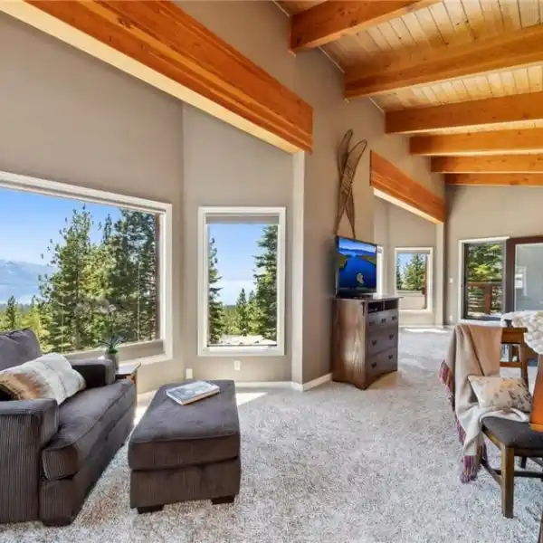 MOUNTAIN RETREAT WITH LAKE VIEWS