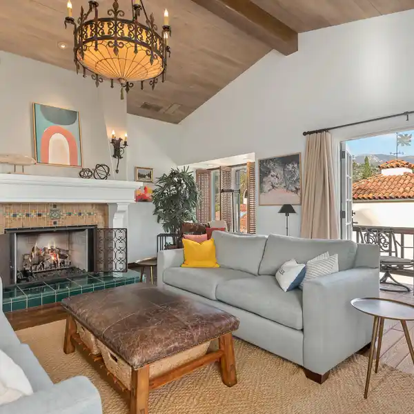 BEAUTIFULLY REMODELED DOWNTOWN CONDO