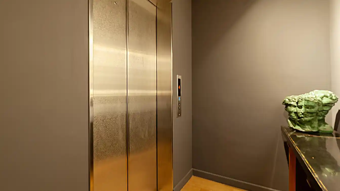 Distinguished Apartment in the Prestigious Madero Center Building