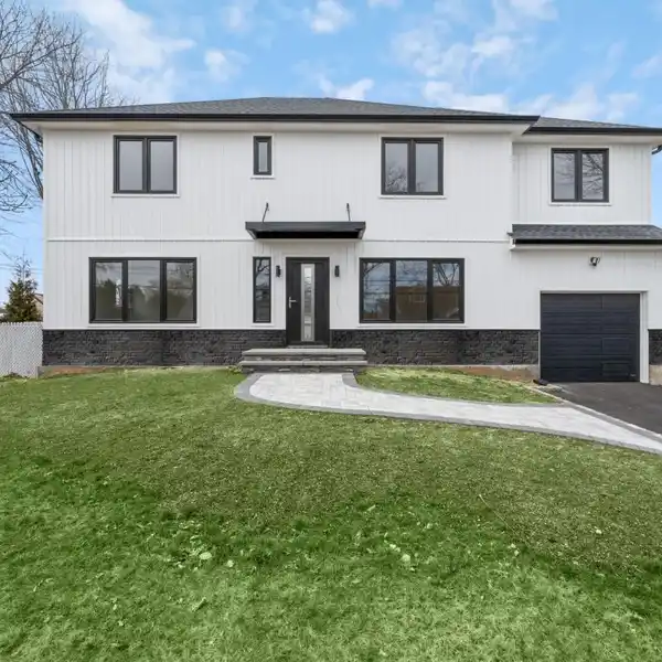 MODERN ELEGANCE WITH THOUGHTFUL DESIGNER RENOVATION