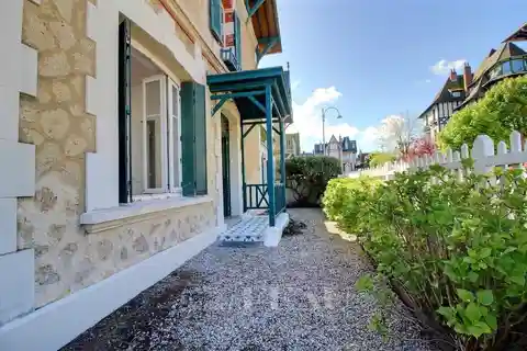 Stylish Residence with Terrace in Golden Triangle