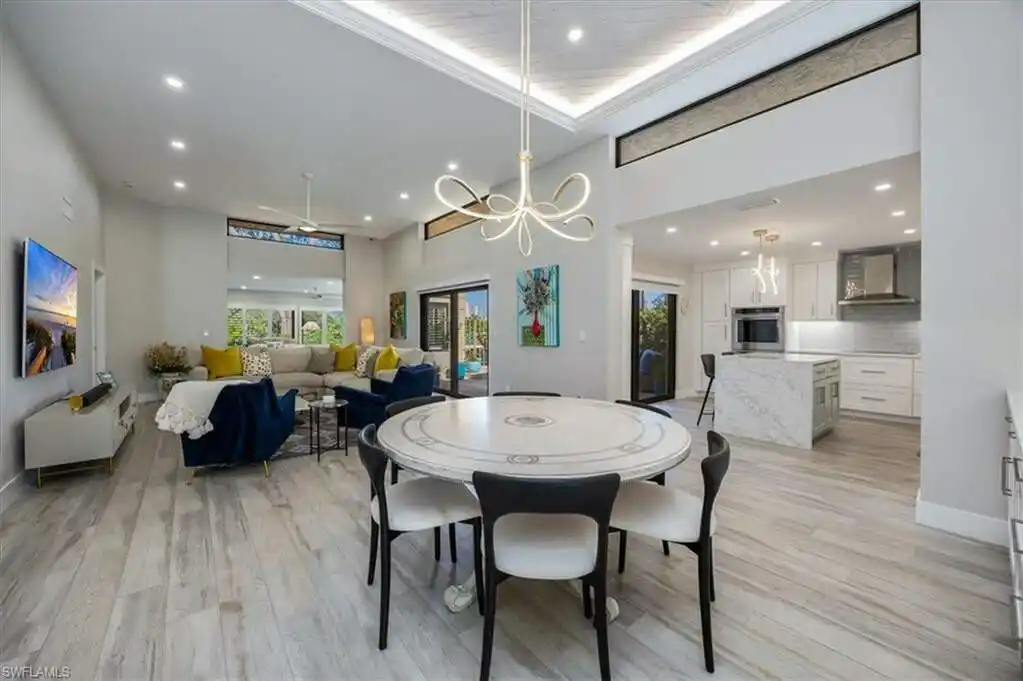 Exquisite Villa in Vibrant Pelican Bay