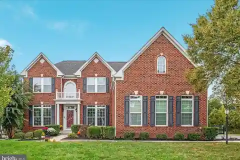 Expansive Elegance with Designer Kitchen Appeal