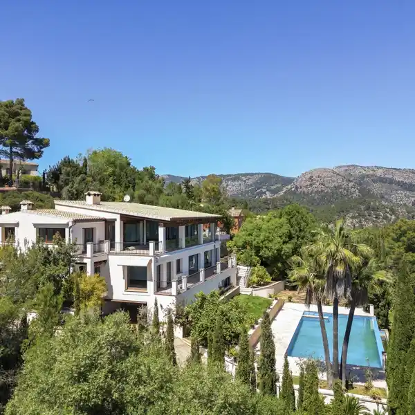 AN EXCEPTIONAL VILLA WITH PANORAMIC VIEWS
