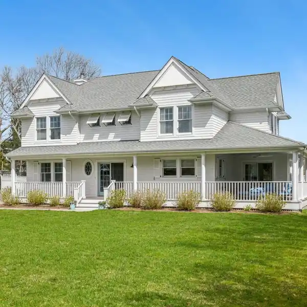 PERFECT BLEND OF COMFORT AND COASTAL ELEGANCE