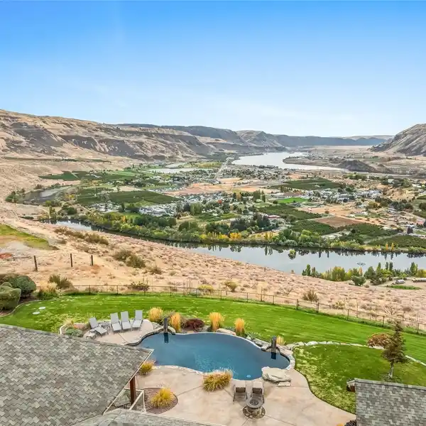 GORGEOUS CUSTOM BUILT HOME OVERLOOKING THE COLUMBIA RIVER