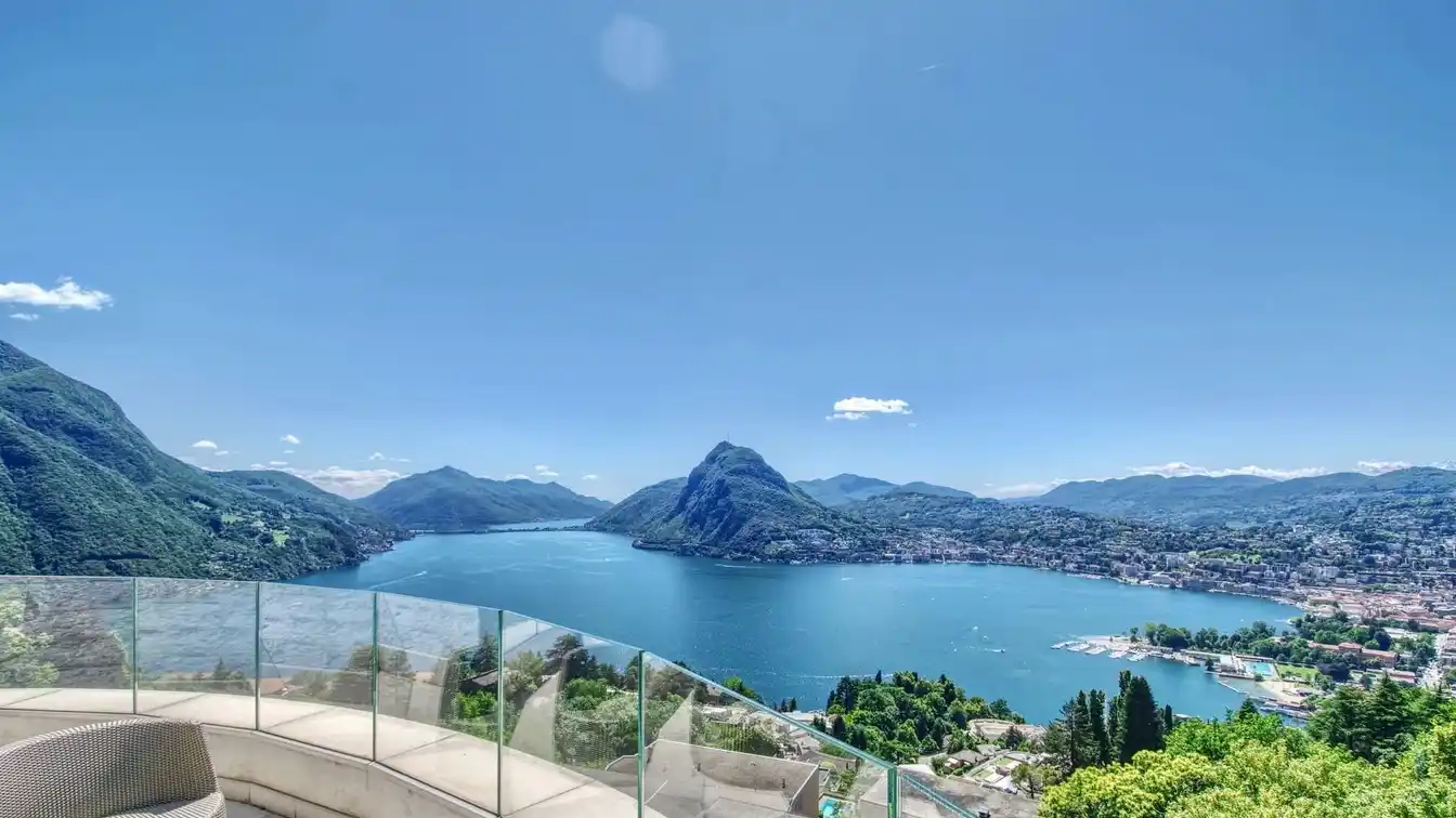 Residence with Exquisite Views
