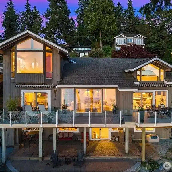 THE ULTIMATE IN LAKEFRONT LIVING