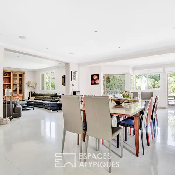 CONTEMPORARY HOME ON EXPANSIVE WOODED PROPERTY