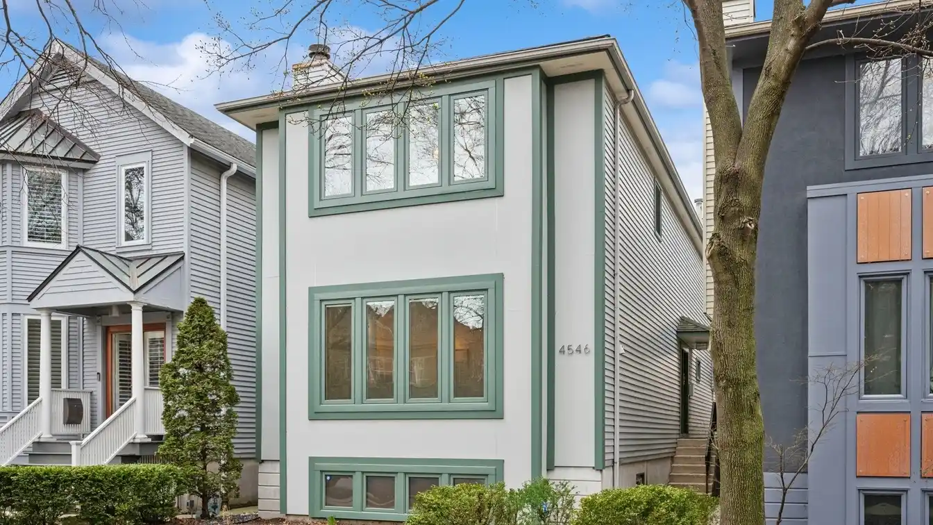 Charming Home in Ravenswood